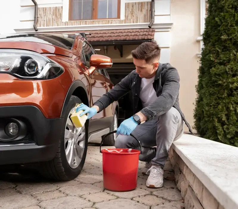 Lavage auto à domicile Fromentières : professionnel intervenant sur un véhicule